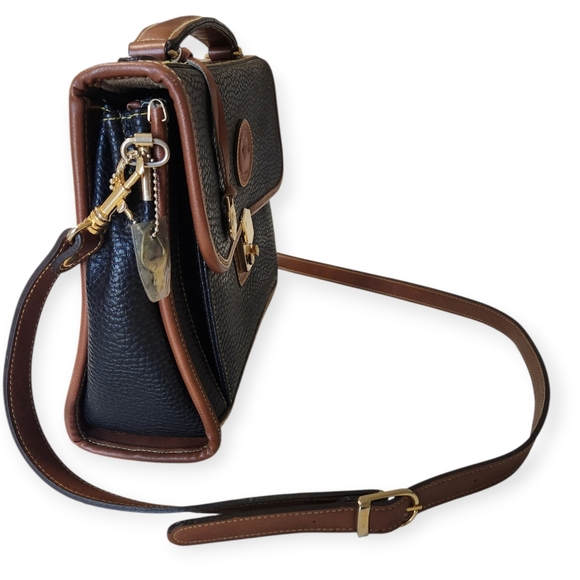 Vintage Dooney & Bourke All Weather Pebbled Leather Calvary Body Bag With Key - Picture 15 of 16